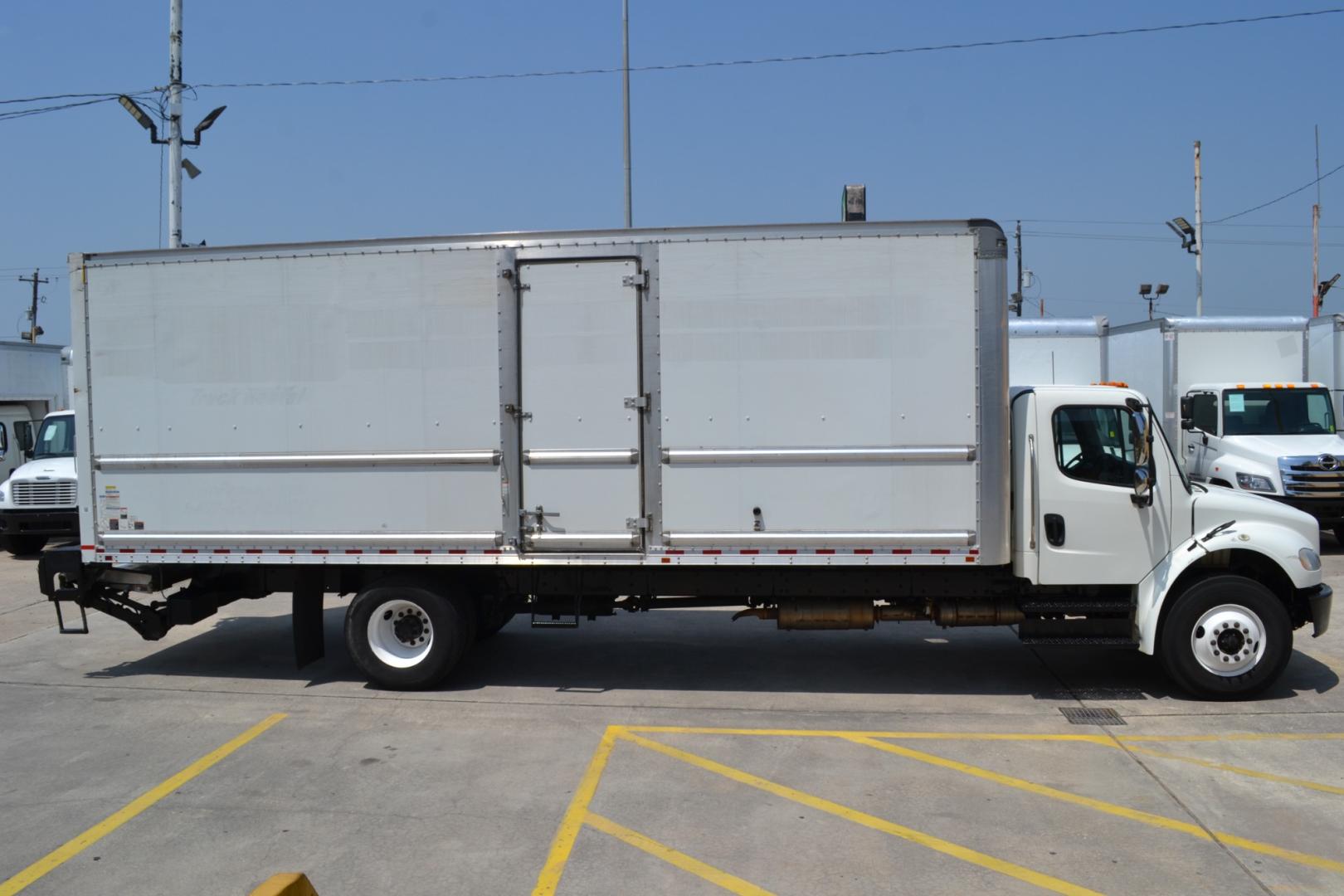2017 WHITE /BLACK FREIGHTLINER M2-106 with an CUMMINS ISB 6.7L 220HP engine, ALLISON 2200RDS AUTOMATIC transmission, located at 9172 North Fwy, Houston, TX, 77037, (713) 910-6868, 29.887470, -95.411903 - Photo#3